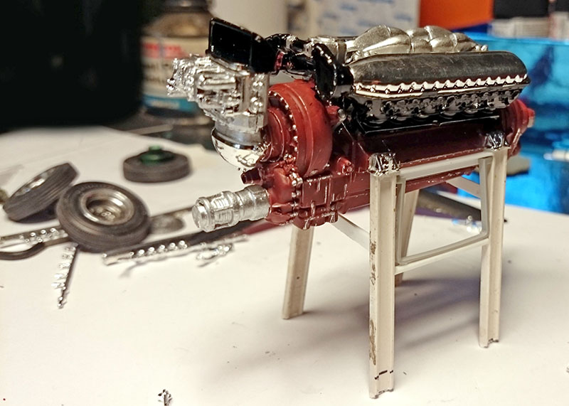 Maquette du moteur Allison rouge et chromé montée sur un support d'atelier