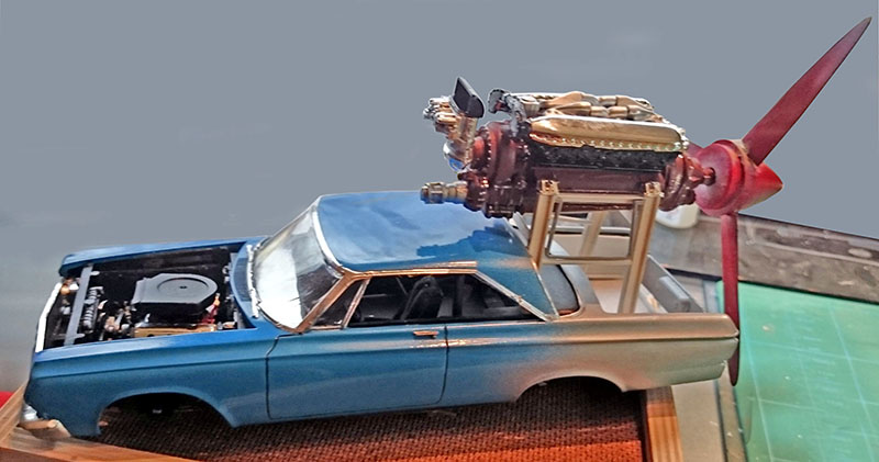 Maquette Plymouth Belvedere bleue avec moteur Allison à hélice rouge monté sur support
