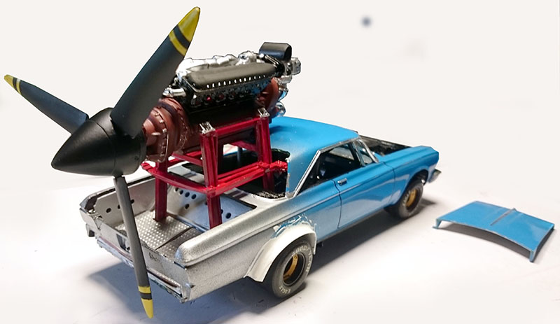 Maquette Plymouth Belvedere bleue avec moteur Allison et hélice montés sur châssis rouge