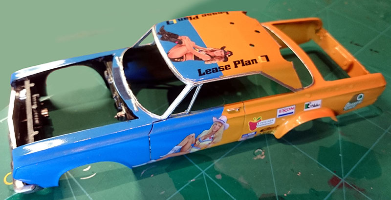 Carrosserie maquette Plymouth Belvedere bleue et orange avec décalcomanies pin-up et logos sponsors