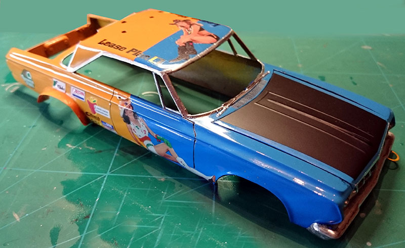 Carrosserie maquette Plymouth Belvedere bleue et orange avec décalcomanies pin-up sur tapis vert