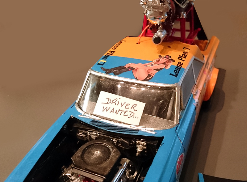 Maquette Plymouth Belvedere bleue avec moteur Allison apparent et pancarte « Driver Wanted »