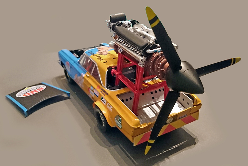 Maquette Plymouth Belvedere jaune et bleue portant un moteur Allison et son hélice à l'arrière