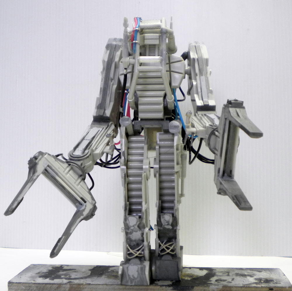 Maquette du Powerloader Aliens vue de face, exosquelette gris avec pinces, câbles colorés et patine