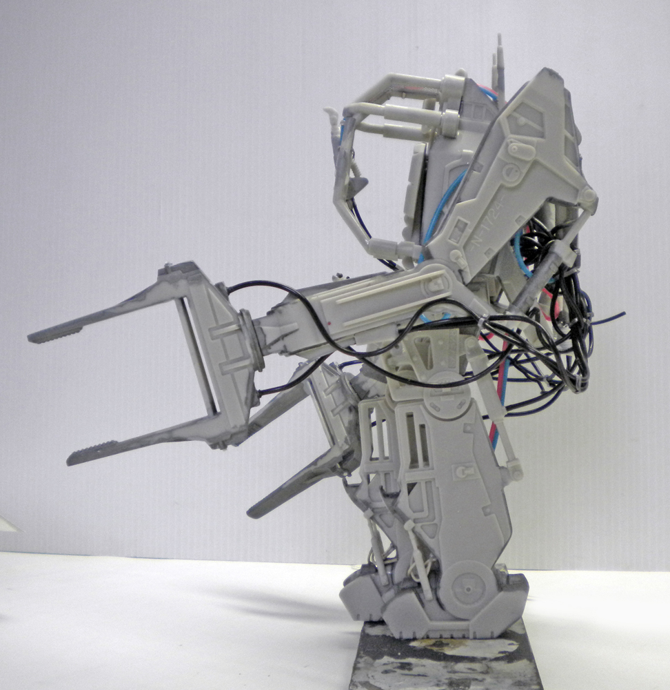 Maquette du Powerloader Aliens en cours de montage avec câbles apparents et bras élévateurs