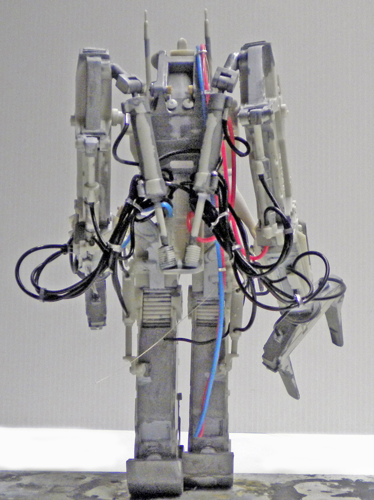 Maquette du Powerloader Aliens en montage avec câblages rouge et bleu et bras articulés