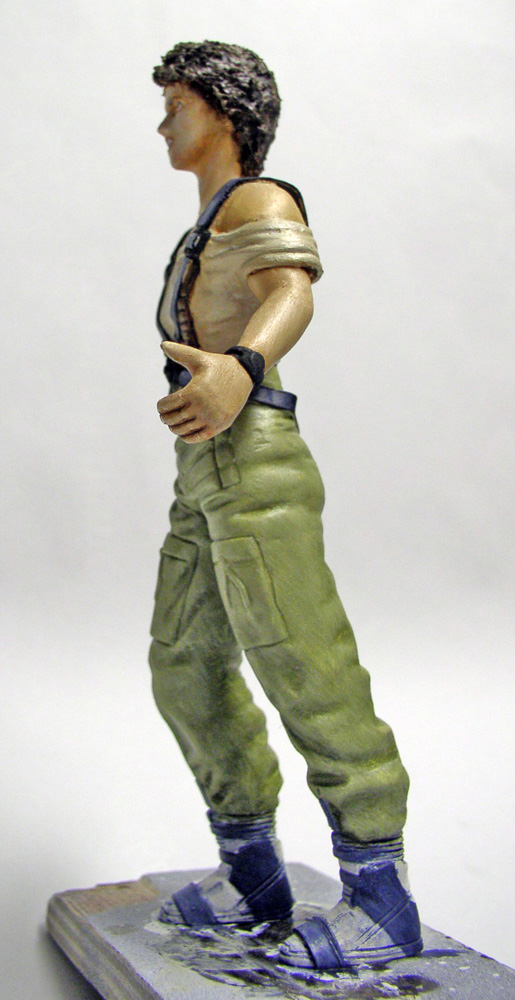 Figurine peinte de profil représentant Ripley en débardeur et pantalon vert sur socle gris