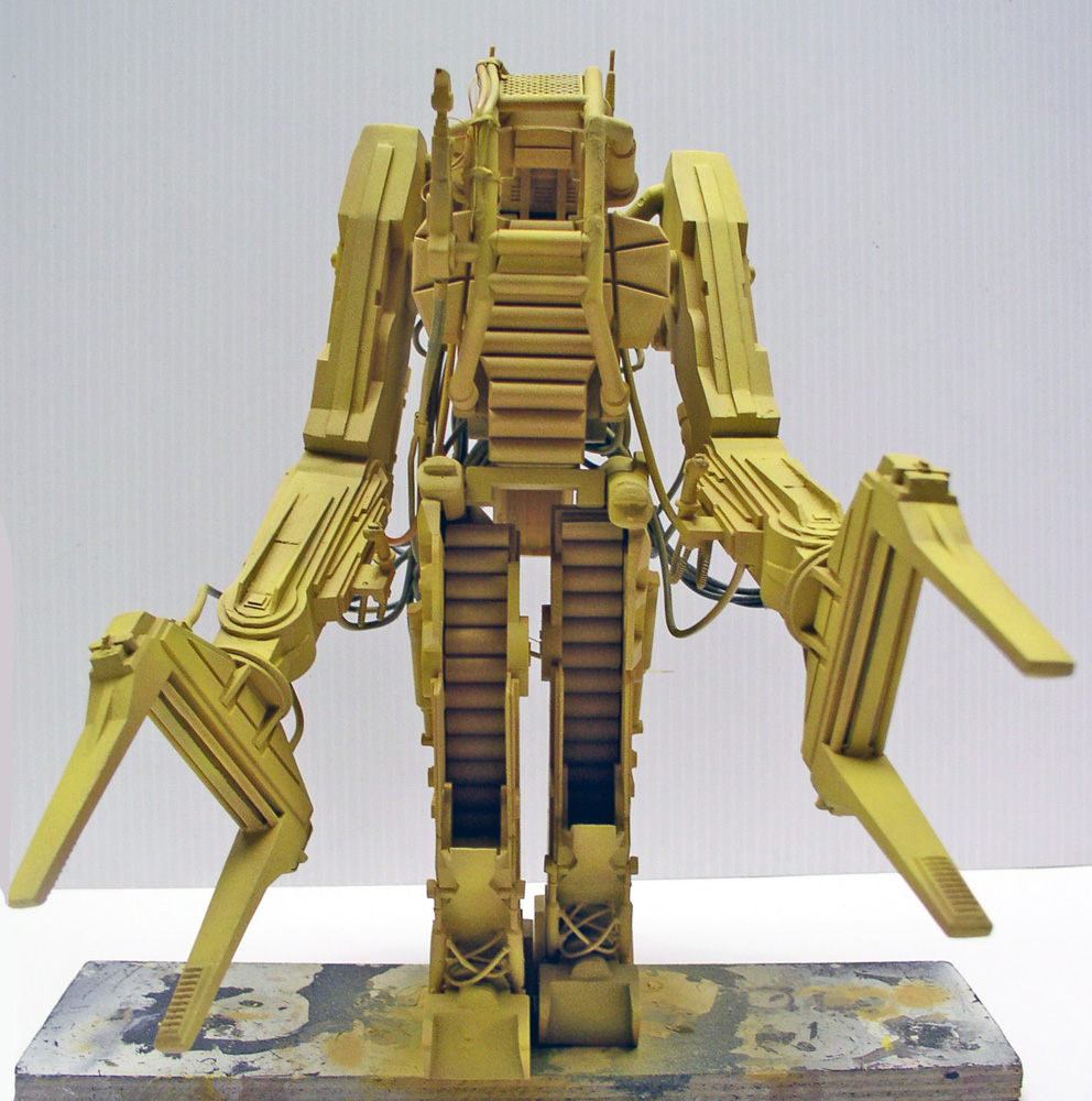 Maquette du Powerloader Aliens en apprêt jaune vue de face, bras à pinces déployés