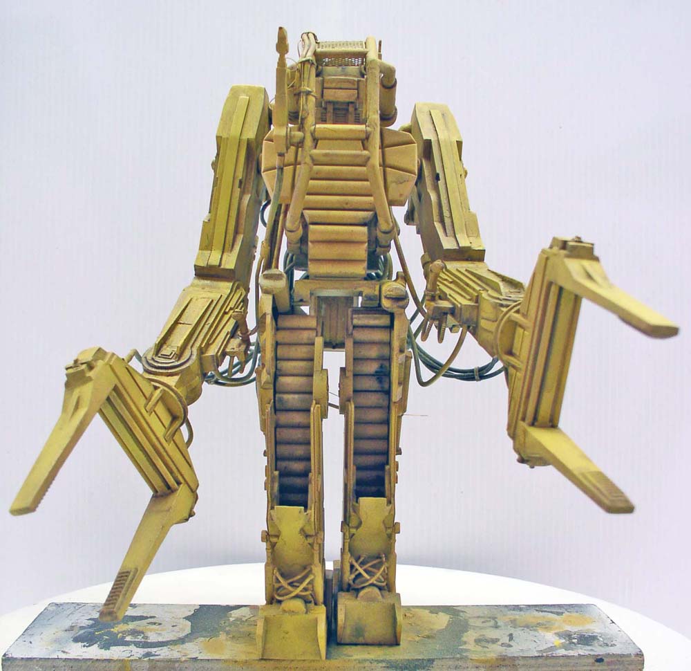 Maquette du Powerloader d'Aliens en apprêt jaune, vue de face avec bras articulés et pinces