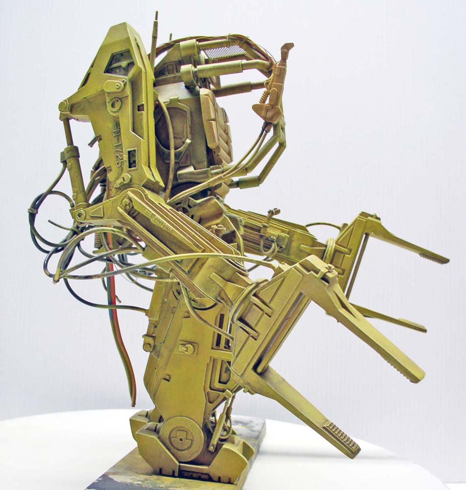 Maquette du Powerloader Aliens jaune monté avec pinces et câblages, sur socle