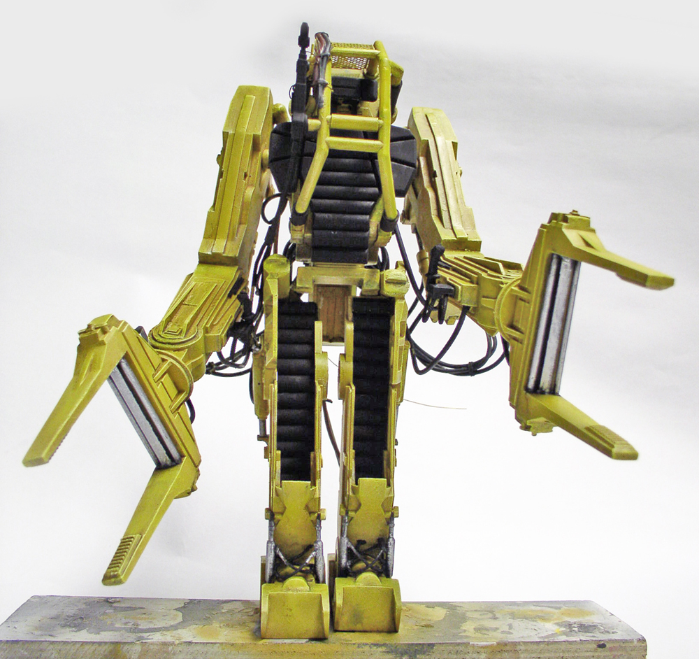Maquette du Powerloader jaune d'Aliens vue de face, bras et pinces déployés