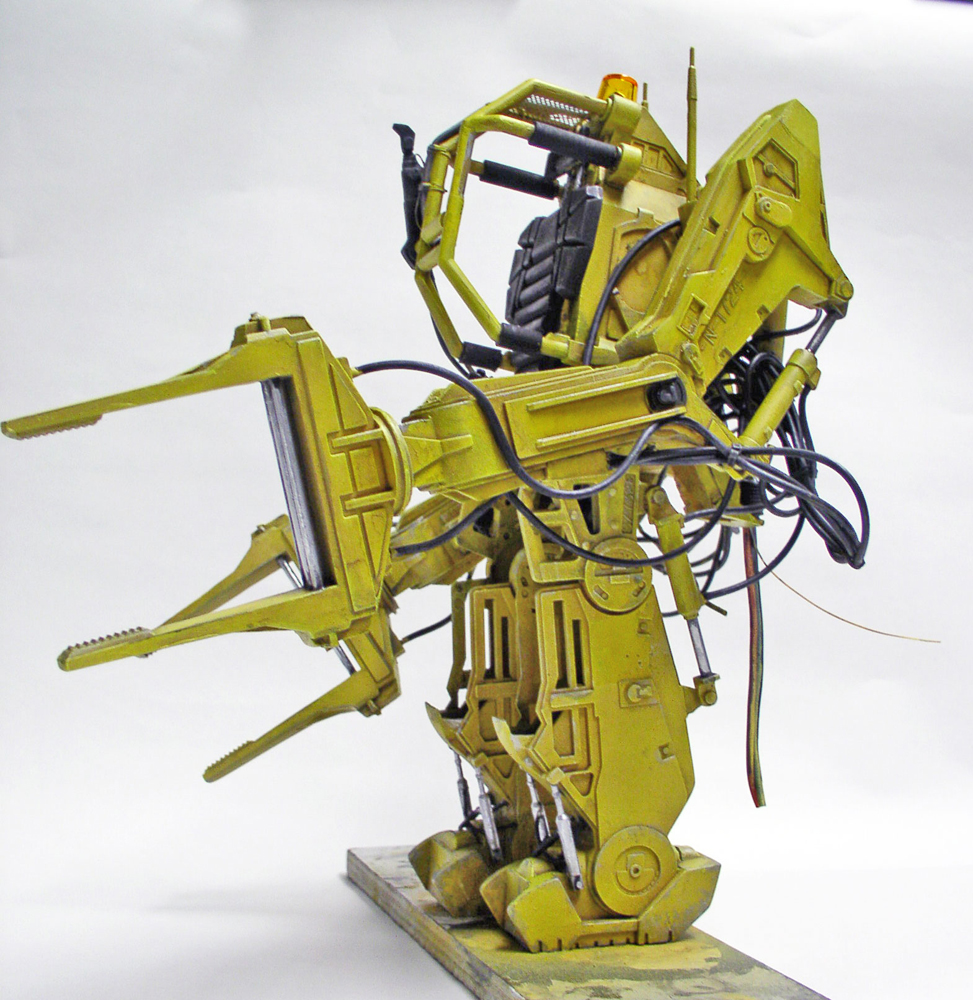Maquette du Powerloader jaune d'Aliens avec pinces et câbles, vue de trois quarts