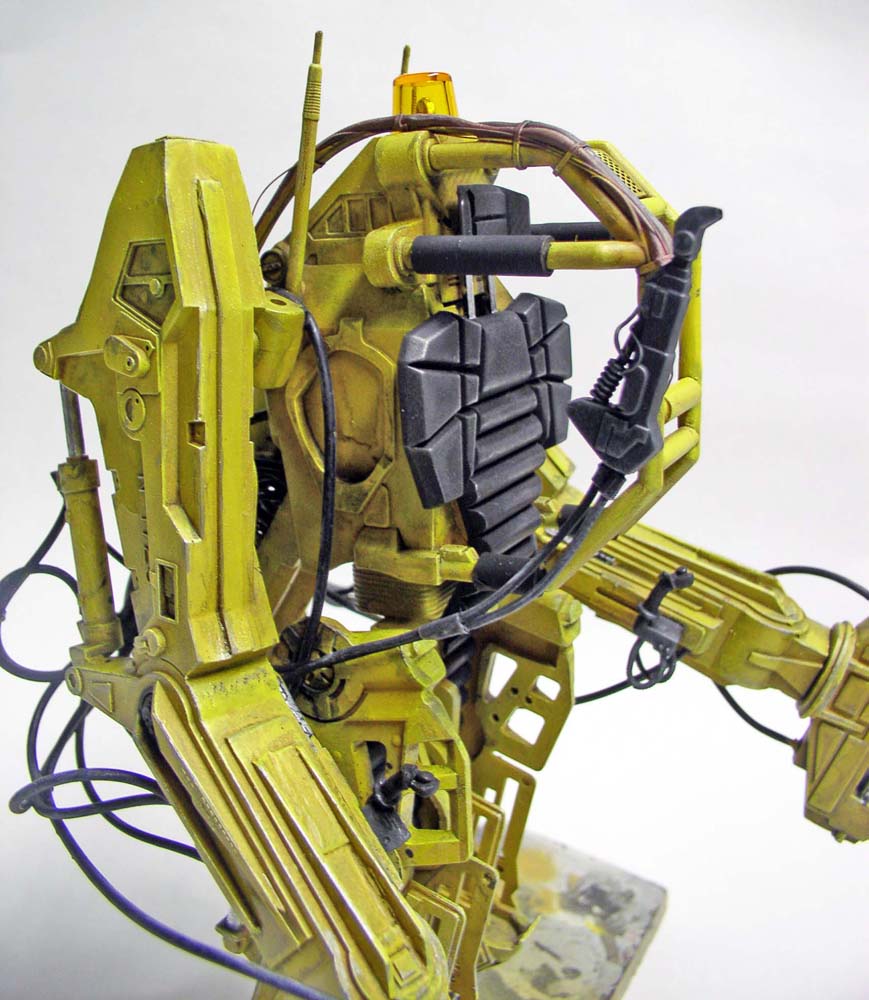 Maquette du Powerloader Aliens jaune patiné, détail du buste avec gyrophare orange et bras articulés