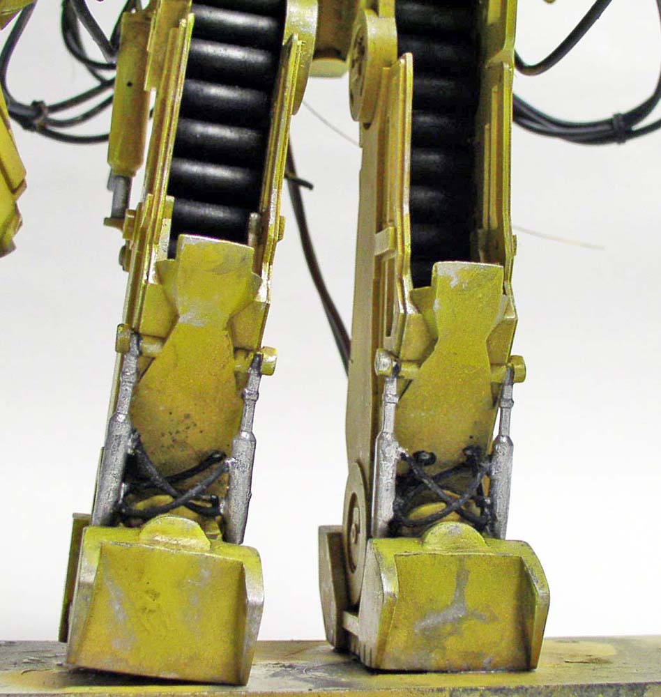 Jambes et pieds jaunes vieillis de la maquette Powerloader Aliens avec vérins et câbles détaillés