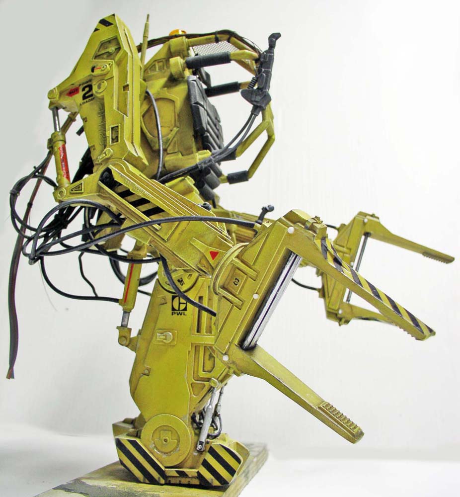 Maquette du Powerloader jaune d'Aliens avec bras hydrauliques et pinces, marquages d'avertissement noir et jaune