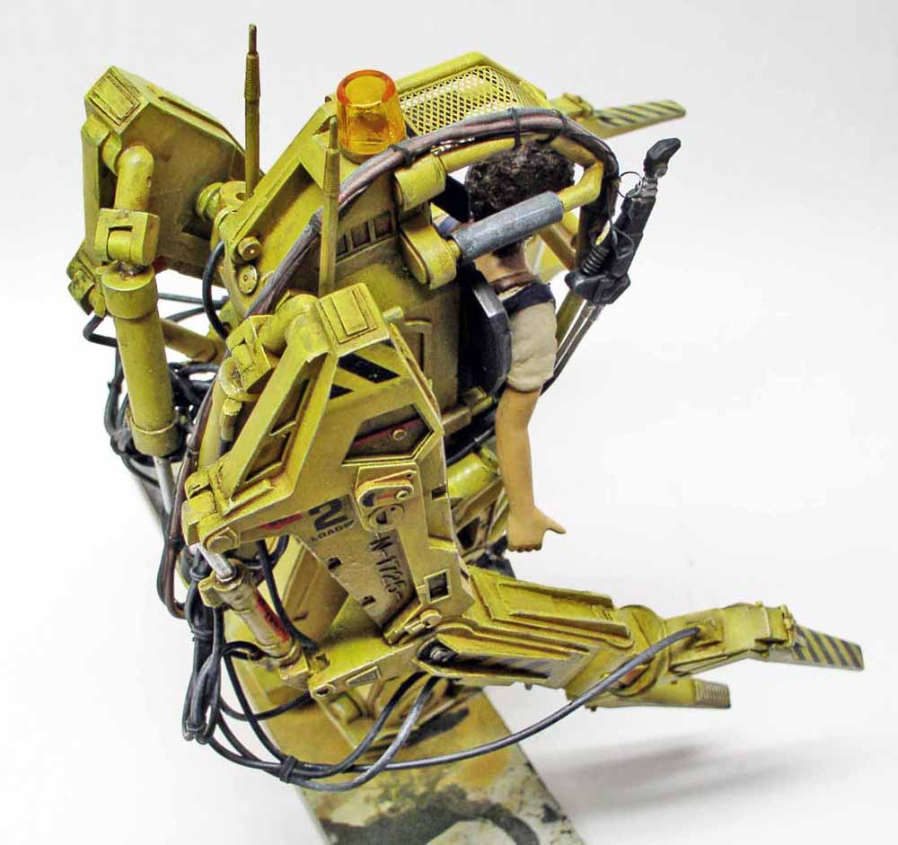 Maquette du Powerloader jaune des Aliens avec figurine de pilote dans le cockaitpit