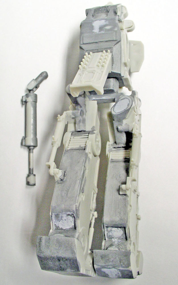 Maquette du Powerloader Aliens en cours d'assemblage, jambes et vérin hydraulique apprêtés en gris