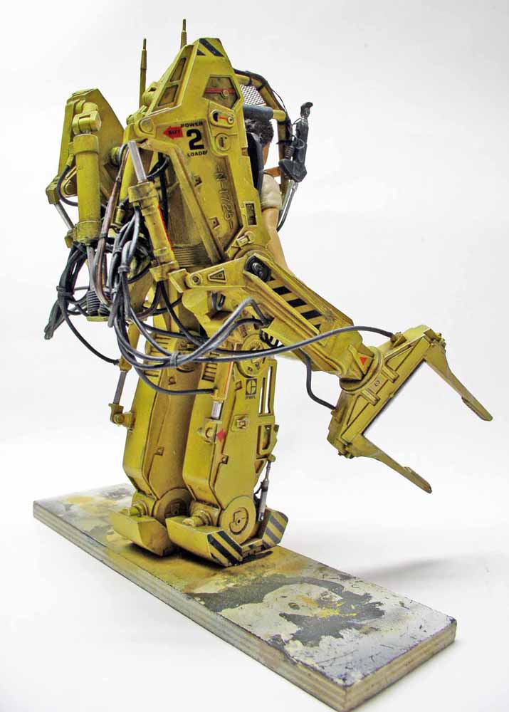 Maquette du Powerloader jaune d'Aliens avec pilote, bras articulés et socle peint