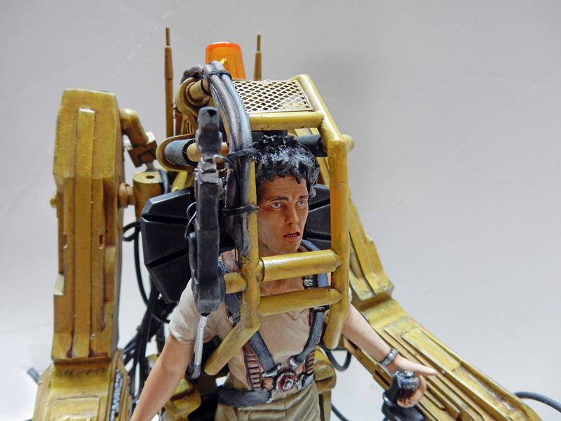 Maquette du Powerloader jaune piloté par la figurine de Ripley, gros plan détaillé du cockpit