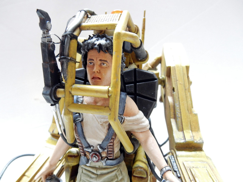Figurine peinte de Ripley sanglée dans l'exosquelette Powerloader jaune du film Aliens