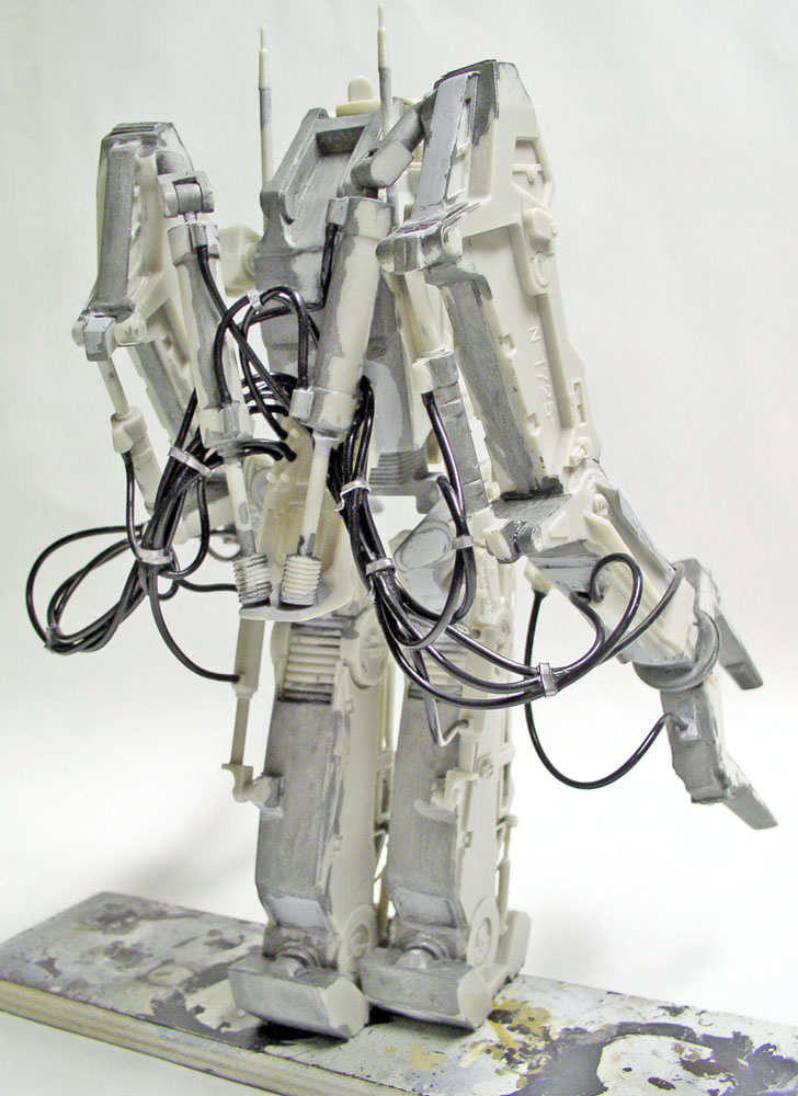 Maquette du Powerloader Aliens en cours de montage avec câbles hydrauliques et apprêt gris