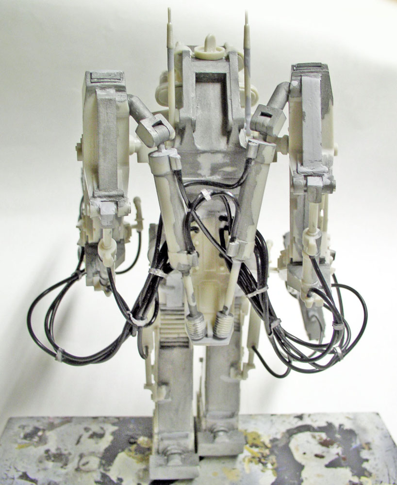 Maquette du Powerloader Aliens en cours de montage avec câbles hydrauliques noirs et bras articulés