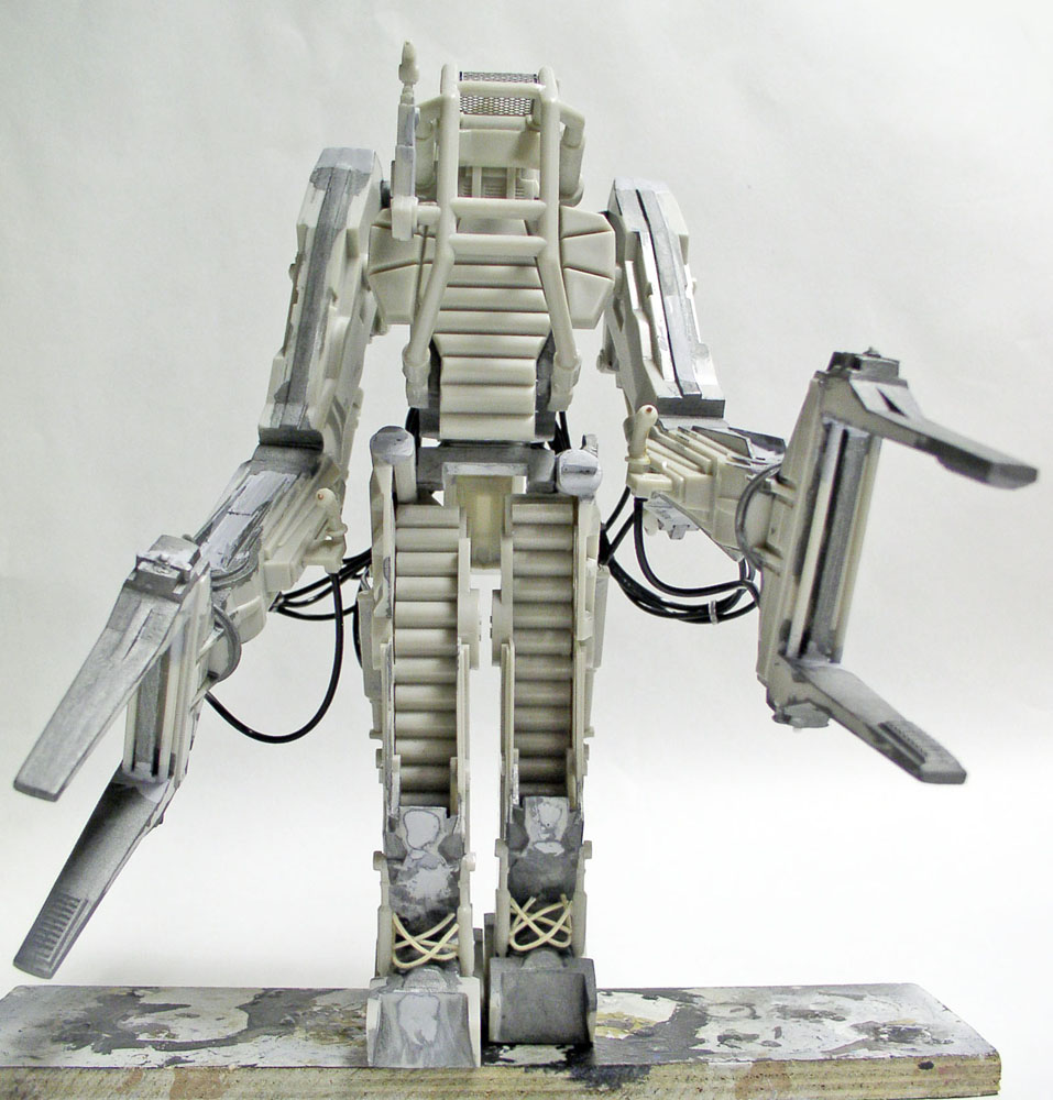 Maquette du Powerloader Aliens vue de face avec bras articulés et câbles, sur socle