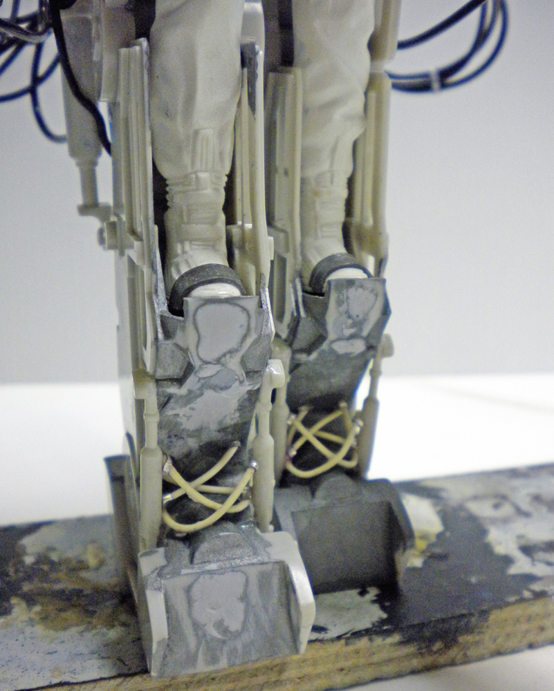 Détail des jambes et pieds de la maquette Powerloader Aliens en cours d'assemblage