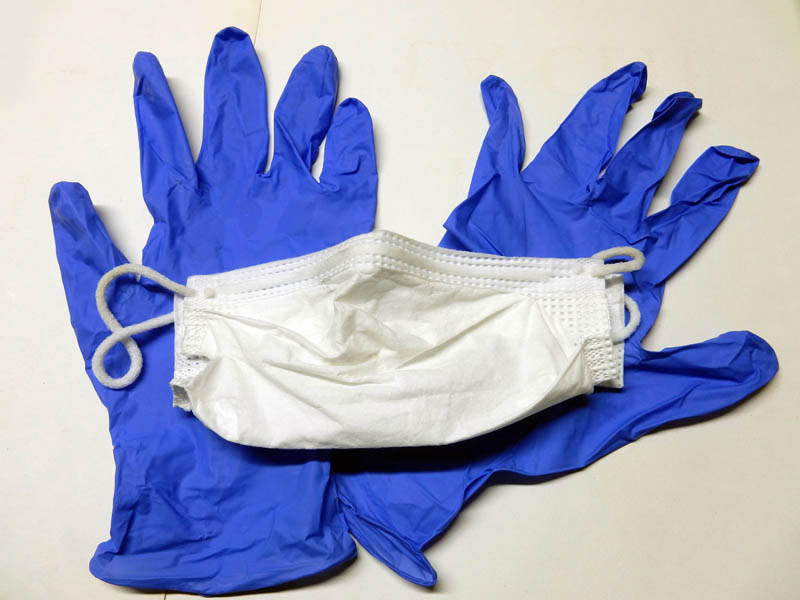 Gants en nitrile bleus et masque de protection blanc pour manipuler la résine en sécurité