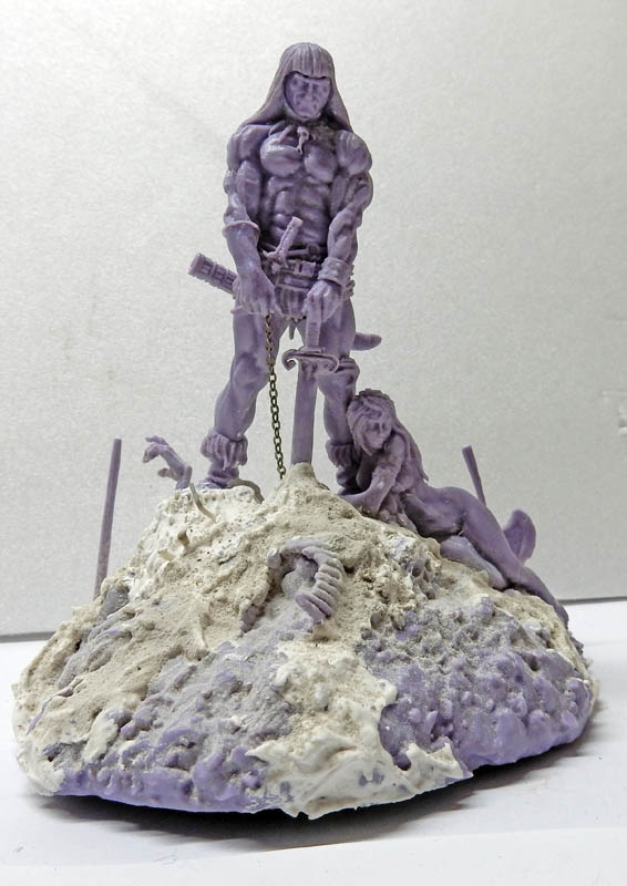 Figurine en résine violette d'un guerrier à l'épée sur un socle rocheux