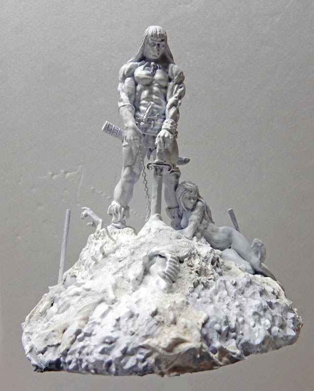 Figurine en résine non peinte d'un guerrier à l'épée sur un socle rocheux