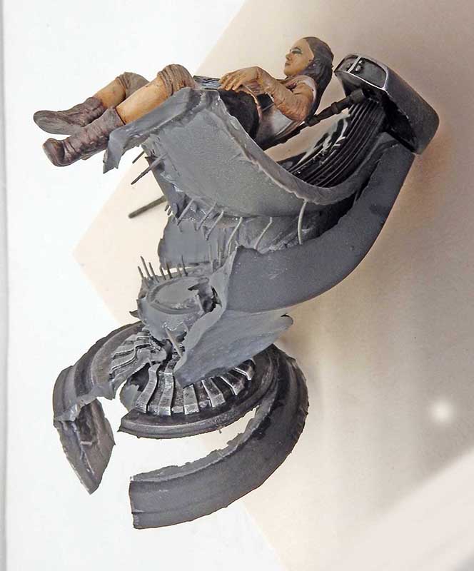 Maquette résine grise d'un personnage en moto déformée et brisée par une impression 3D ratée