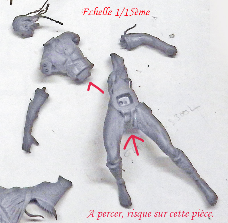 Pièces de figurine en résine grise imprimées en 3D échelle 1/15, défauts signalés par flèches rouges