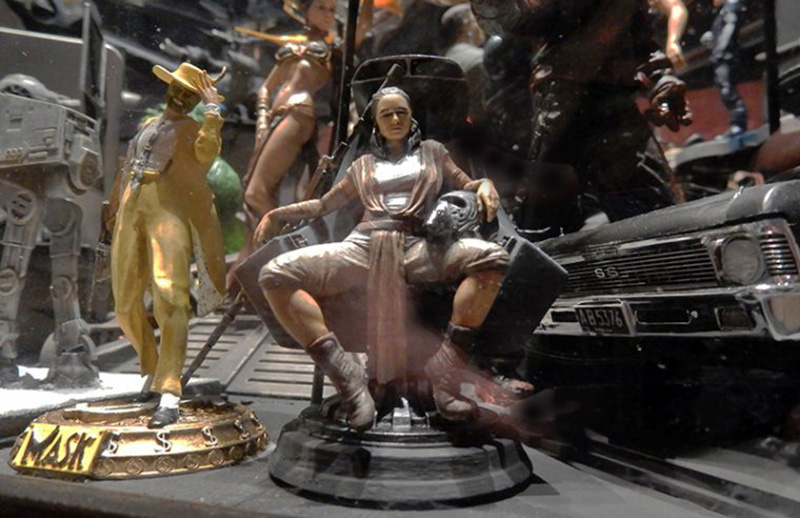 Figurines de personnages imprimées en résine 3D exposées parmi d'autres maquettes de collection