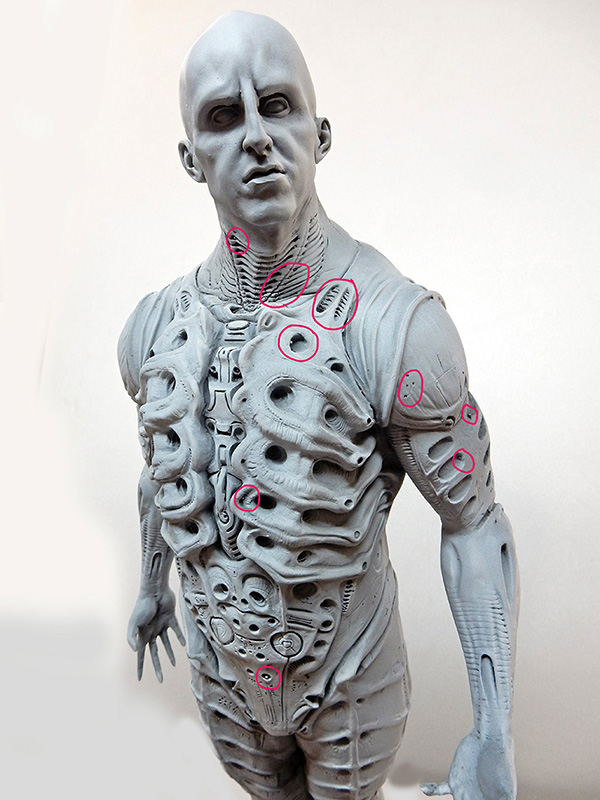 Maquette grise de l'Ingénieur Prometheus avec annotations roses cerclant les détails du buste à retoucher