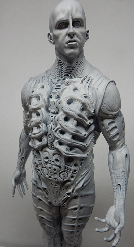 Maquette d'un Ingénieur de Prometheus au corps musclé orné de détails biomécaniques, apprêt gris