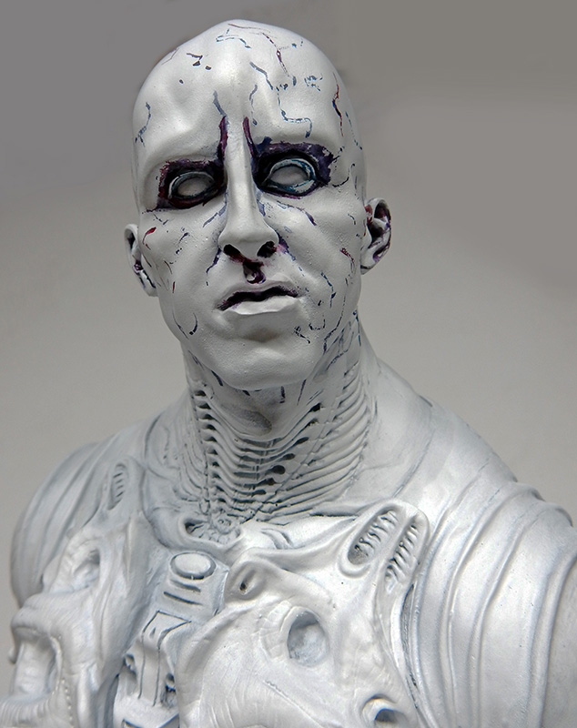 Buste peint d'un Ingénieur Prometheus au crâne chauve, peau blanche veinée et yeux pâles