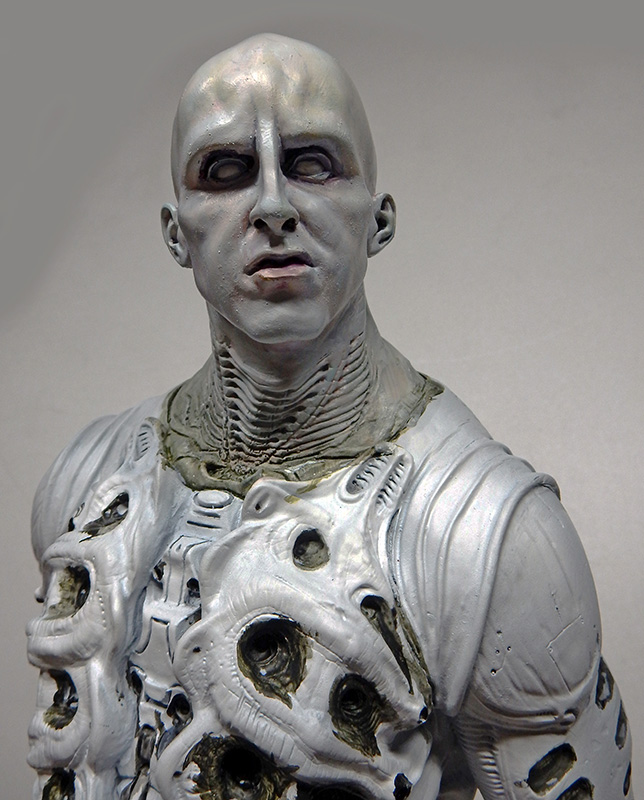 Buste peint d'un Ingénieur de Prometheus, crâne chauve et armure blanche aux détails biomécaniques