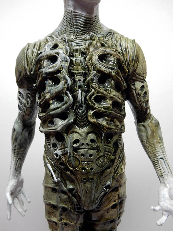 Torse de figurine biomécanique Prometheus aux détails sculptés type alien dans des tons verdâtres