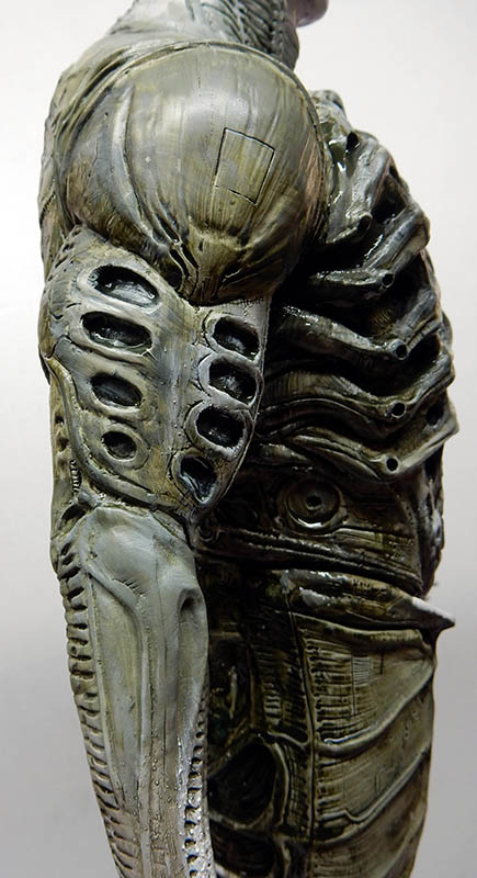 Détail du dos et du flanc de la maquette Prometheus aux textures biomécaniques gris-vert sculptées
