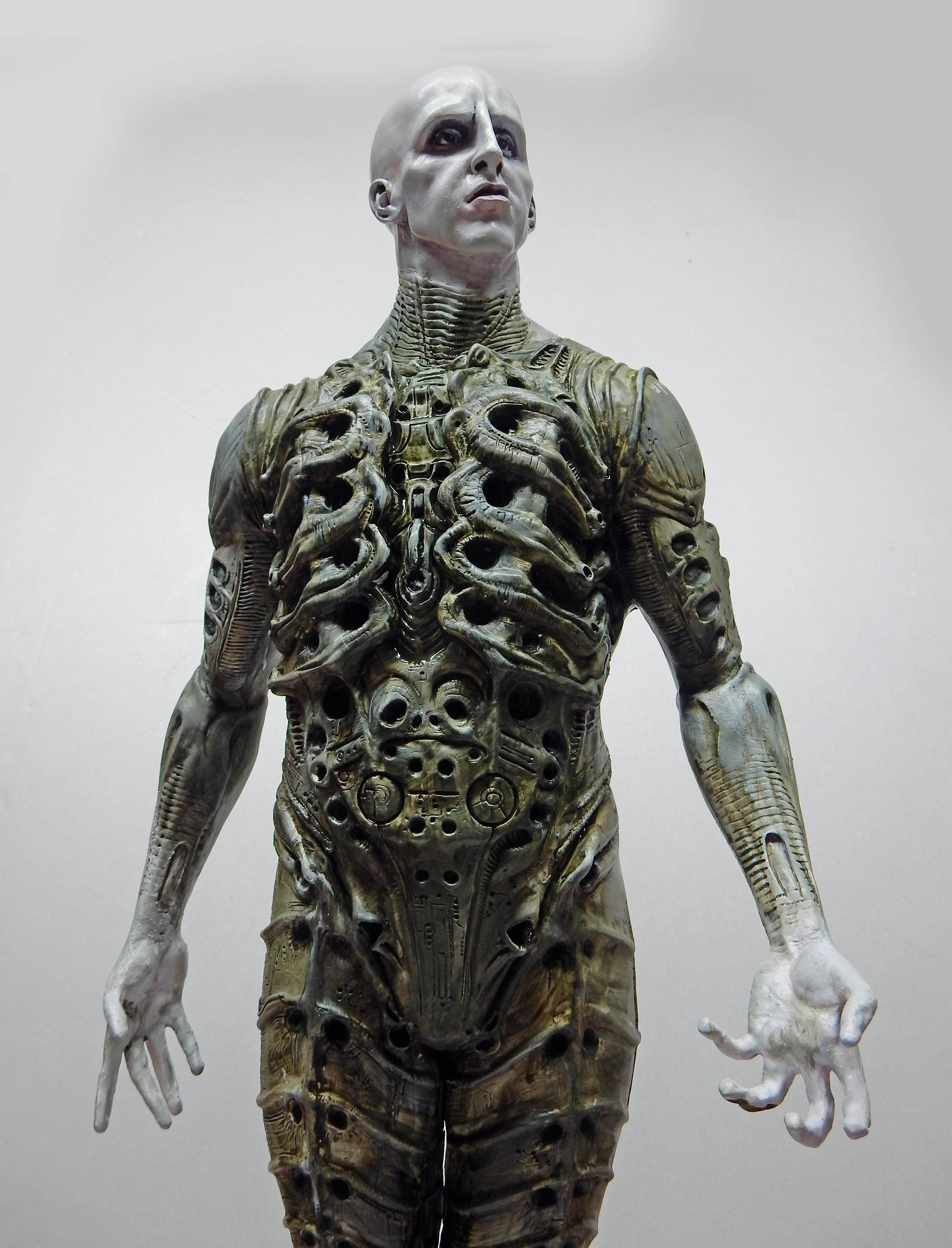 Figurine d'Ingénieur Prometheus au crâne chauve et combinaison biomécanique, peinte en tons gris-vert