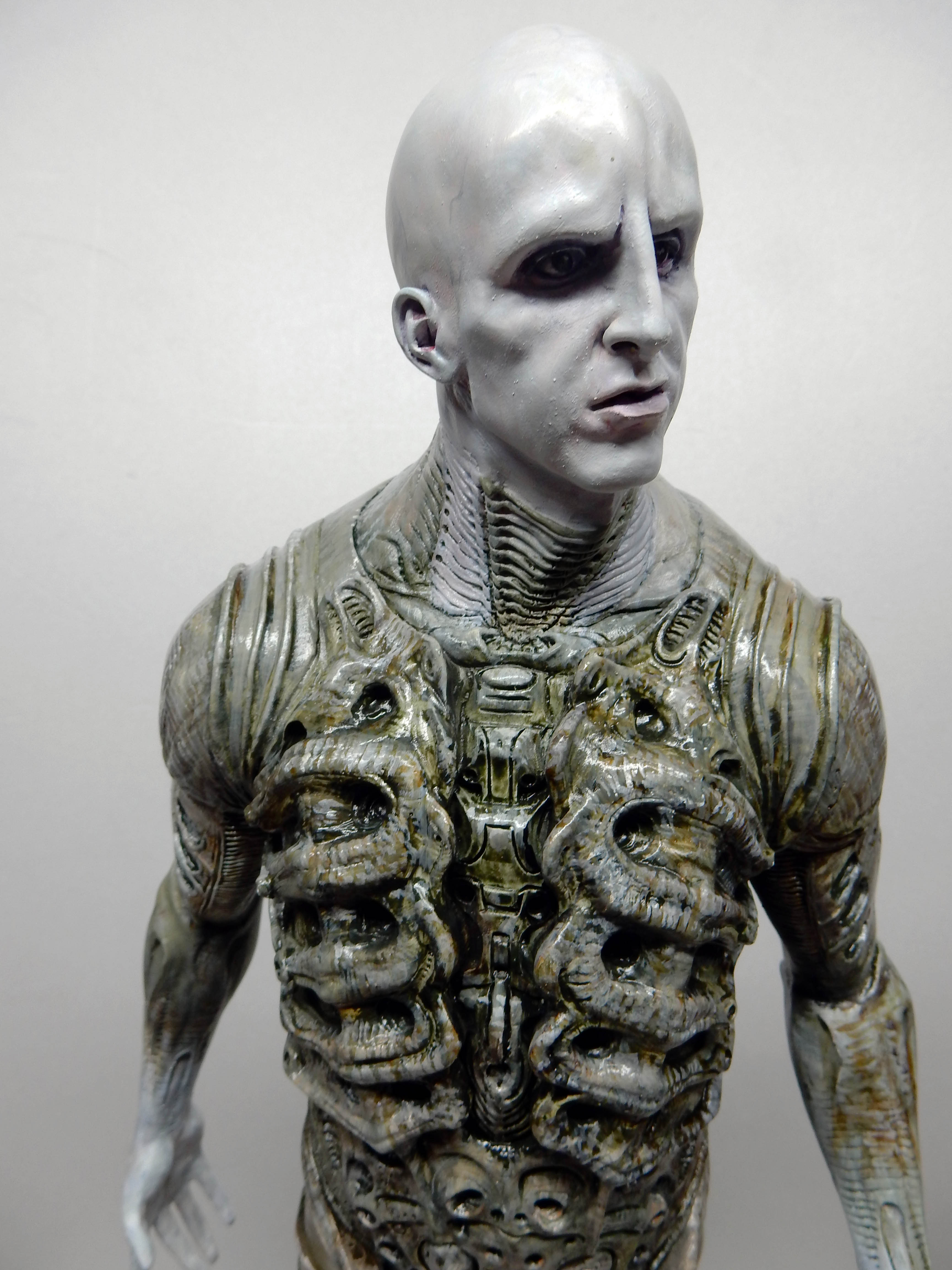 Buste de figurine Ingénieur Prometheus peint, crâne chauve et armure biomécanique gris-beige détaillée
