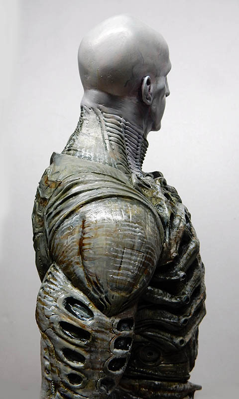 Buste de profil de l'Ingénieur Prometheus au crâne chauve et armure biomécanique peinte