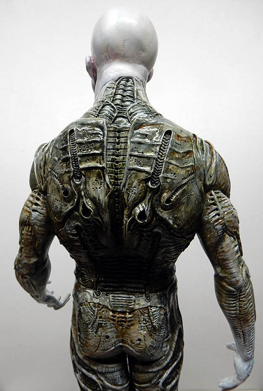 Vue de dos d'une figurine d'Ingénieur Prometheus au crâne chauve et dos biomécanique peint