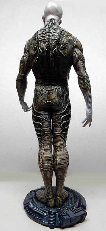 Vue de dos d'une figurine d'Ingénieur Prometheus au corps musclé peint, sur socle gris