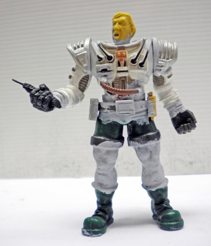 Figurine de soldat en armure spatiale blanche au visage jaune tenant un pistolet noir
