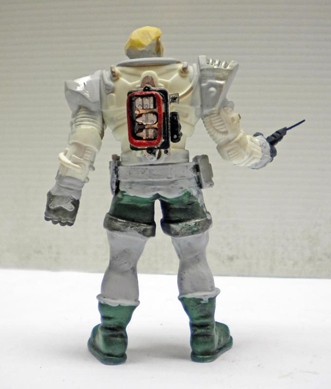 Vue de dos d'une figurine peinte de personnage Pulp's 50 avec armure blanche et bottes vertes