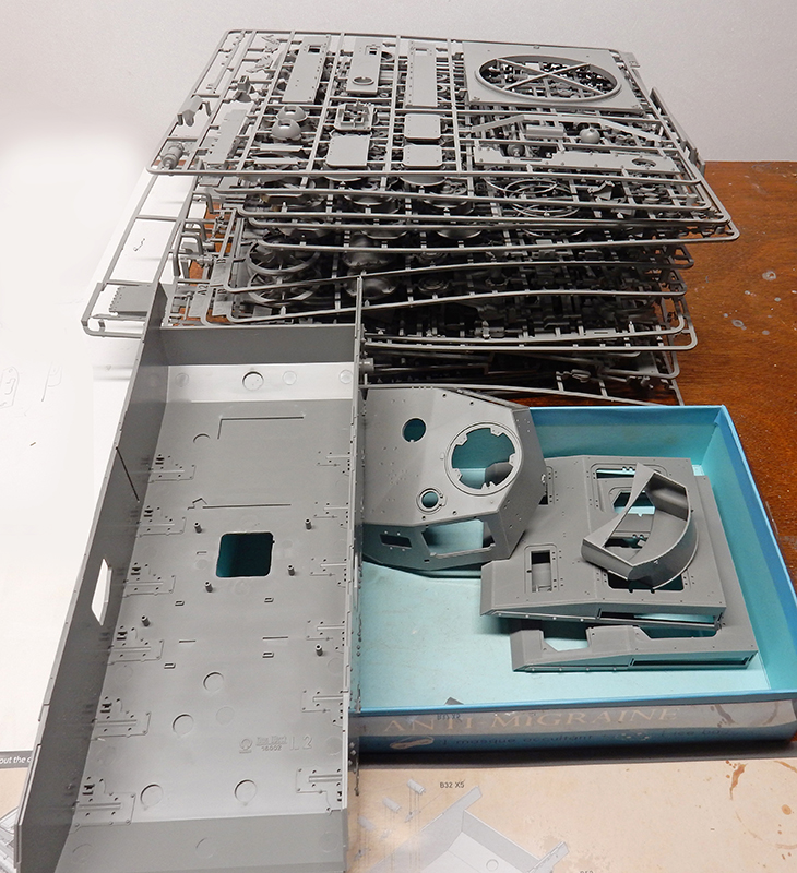 Grappes de pièces grises et coque de la maquette Panzer III avant assemblage