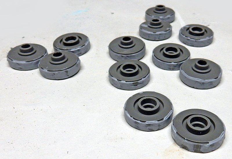 Galets de roulement gris du Panzer III assemblés et masticés posés sur un plan de travail