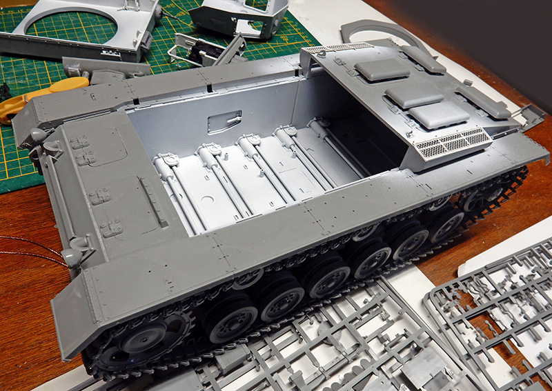 Caisse et train de roulement assemblés de la maquette Panzer III sur tapis de découpe
